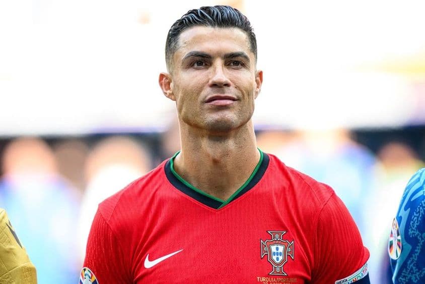 Cristiano Ronaldo en maillot de football rouge.