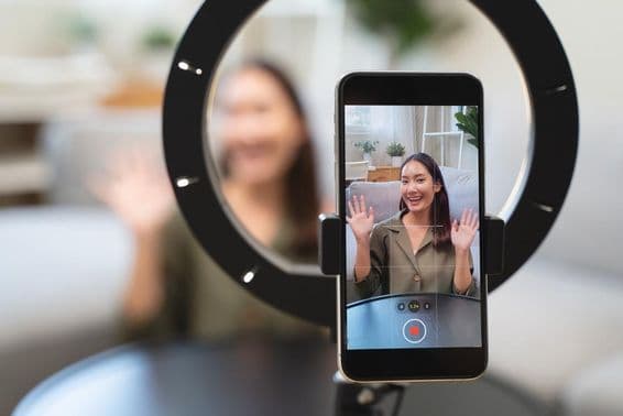 Influenceur sur les réseaux sociaux.