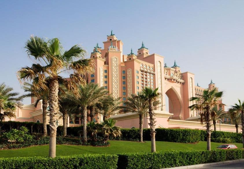 Les hôtels de Dubaï sont d'excellents exemples d'architecture arabe moderne.