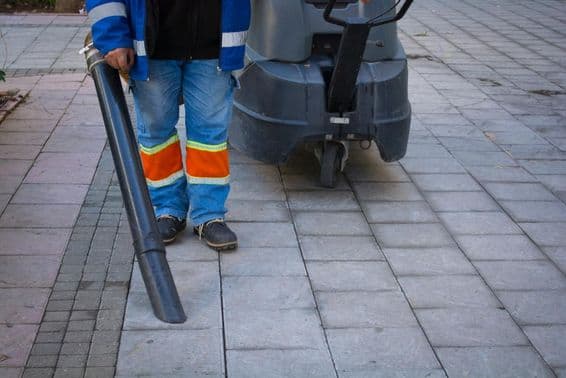 Nettoyeur de rue dans le centre-ville.