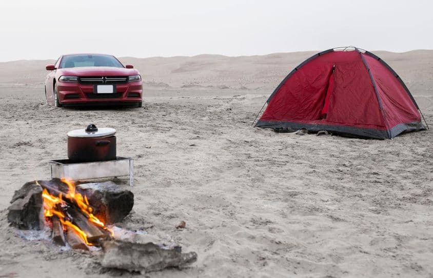 Vue matinale depuis un campement dans les lacs salés du désert de Liwa.
