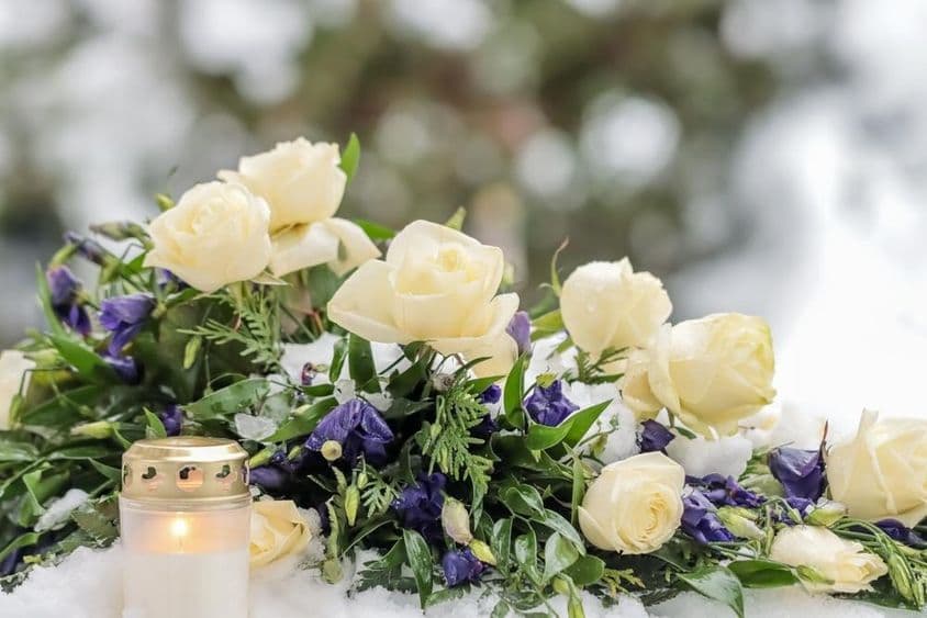 Un beau bouquet de fleurs bleues et blanches.
