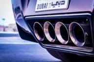 Tuyaux d'échappement d'une voiture de sport à Dubaï.