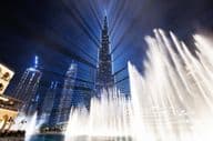 Spectacle illuminé de la fontaine du Burj Khalifa à Dubaï.