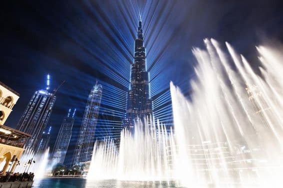 Spectacle illuminé de la fontaine du Burj Khalifa à Dubaï.