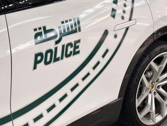 Voiture de police de Dubaï garée dans la rue.