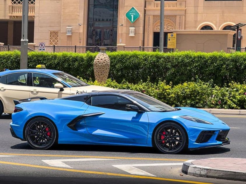 Chevrolet Corvette C8 bleue.