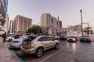 Parking au centre-ville d'Abu Dhabi, Émirats Arabes Unis.