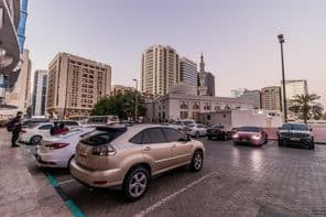 Parking au centre-ville d'Abu Dhabi, Émirats Arabes Unis.