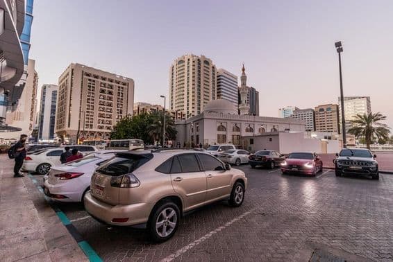 Parking au centre-ville d'Abu Dhabi, Émirats Arabes Unis.
