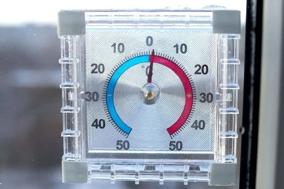 Un thermomètre extérieur de forme carrée montrant 1 degré Celsius.