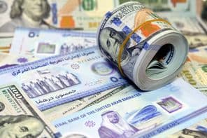 Billets de 100 dollars américains et dirhams.