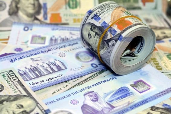 Billets de 100 dollars américains et dirhams.