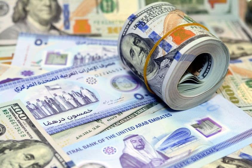 Billets de 100 dollars américains et dirhams.