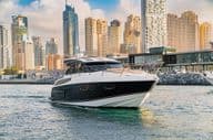 Un yacht de luxe à Dubaï avec vue sur la ligne d'horizon et les gratte-ciel.