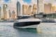 Un yacht de luxe à Dubaï avec vue sur la ligne d'horizon et les gratte-ciel.