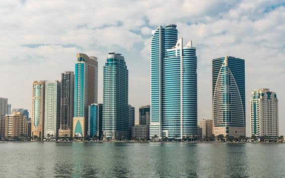 Gratte-ciels de la ville de Sharjah, Émirats Arabes Unis.