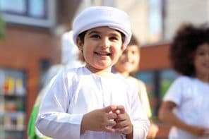 Élève arabe moyen-oriental à l'école.