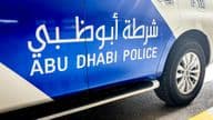 Voiture de police d'Abou Dhabi avec lettrage en anglais et en arabe.