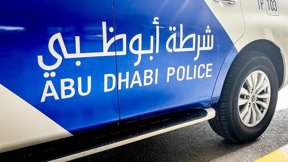 Voiture de police d'Abou Dhabi avec lettrage en anglais et en arabe.