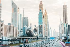 Les gratte-ciels imposants et l'architecture moderne du Musée du Futur bordant la route Sheikh Zayed.