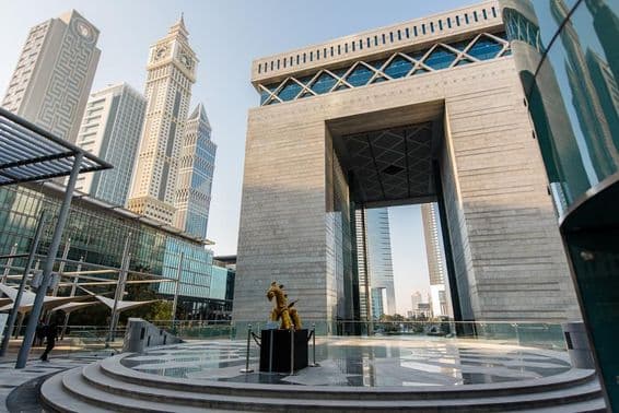 La porte principale du Centre Financier International de Dubaï (DIFC).