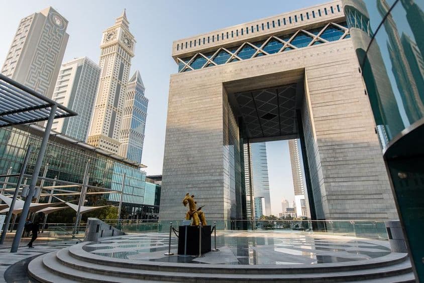 La porte principale du Centre Financier International de Dubaï (DIFC).
