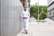 Homme d'affaires arabe musulman marchant dans le quartier des affaires de la ville.