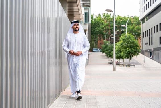 Homme d'affaires arabe musulman marchant dans le quartier des affaires de la ville.