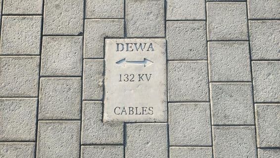 Autorité de l'électricité et de l'eau de Dubaï panneau d'avertissement sur les câbles.