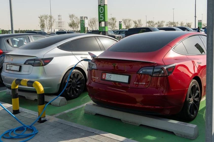 Dubaï, Émirats Arabes Unis, station de recharge Tesla pour véhicules électriques.
