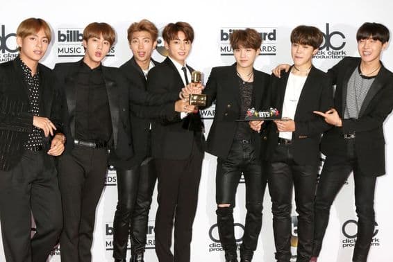 BTS dans la salle de presse des Billboard Awards 2017.