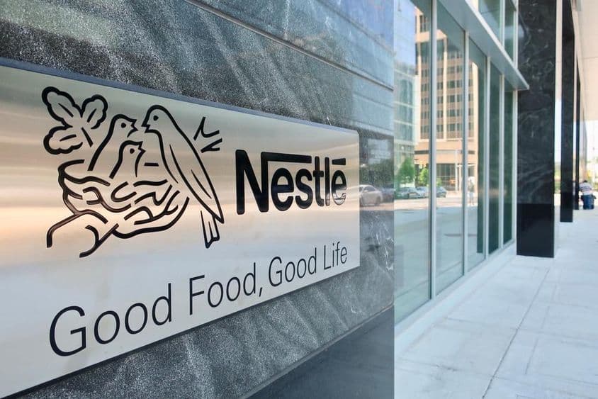 NESTLÉ USA - entrée au bâtiment du siège avec panneau.