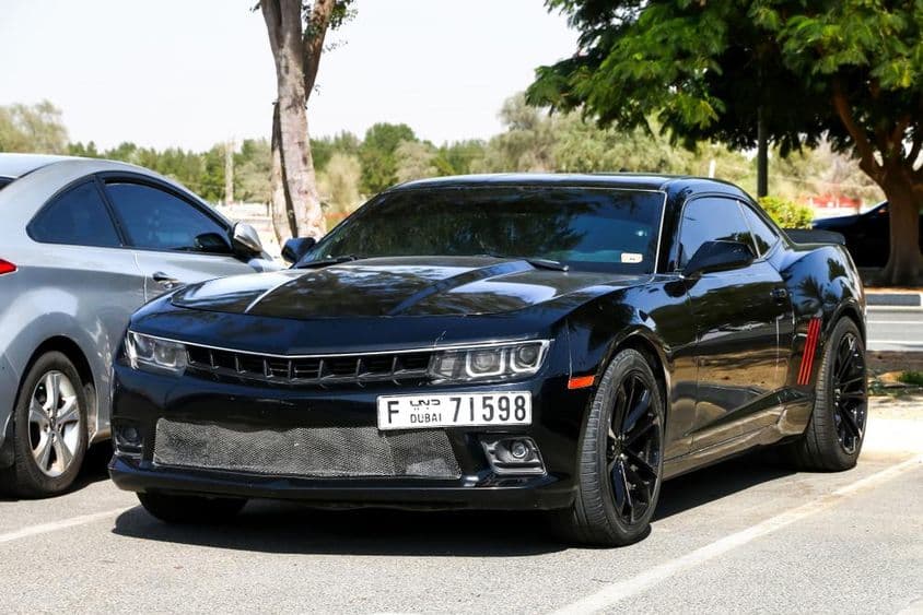 Une Chevrolet Camaro dans la rue de la ville.