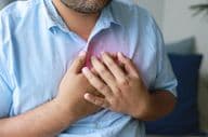 Les causes de la douleur incluent les maladies cardiaques.
