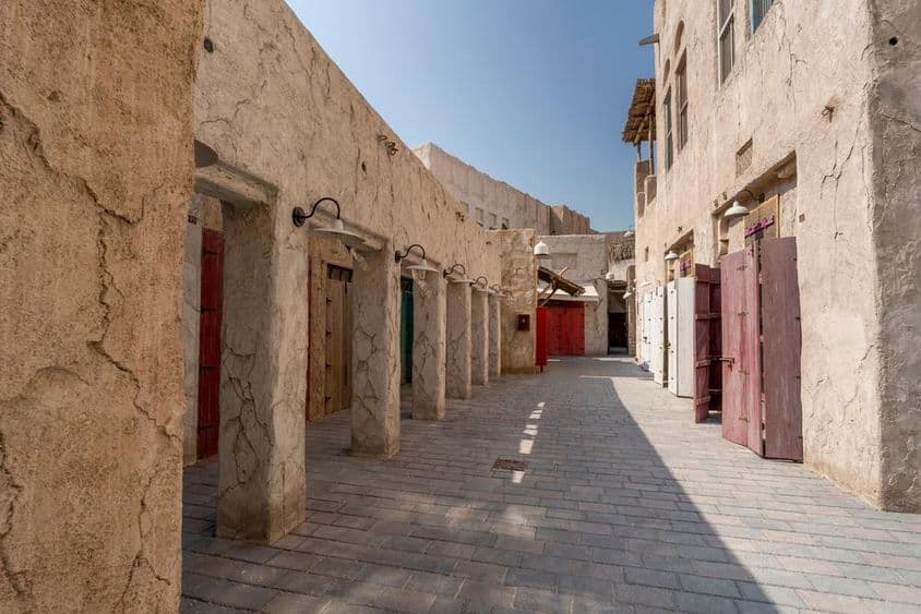 Vieille ville de Dubaï avec maison traditionnelle.