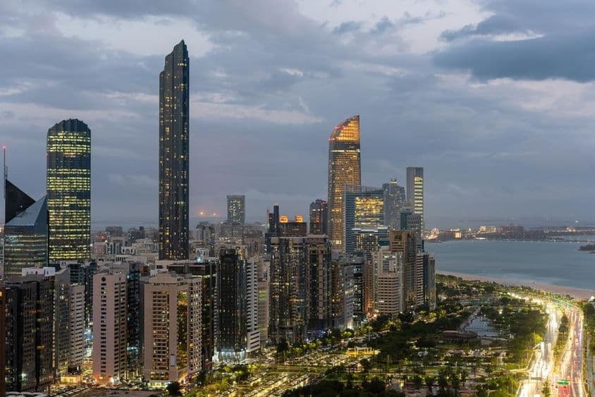 L'horizon d'Abu Dhabi par une journée nuageuse.