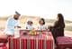 Famille arabe passant un week-end dans le désert de Dubaï.