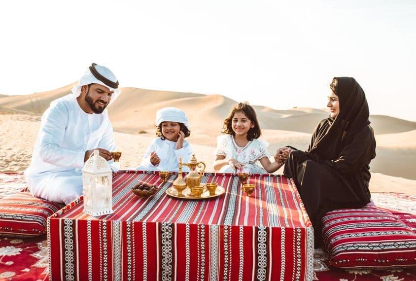 Famille arabe passant un week-end dans le désert de Dubaï.