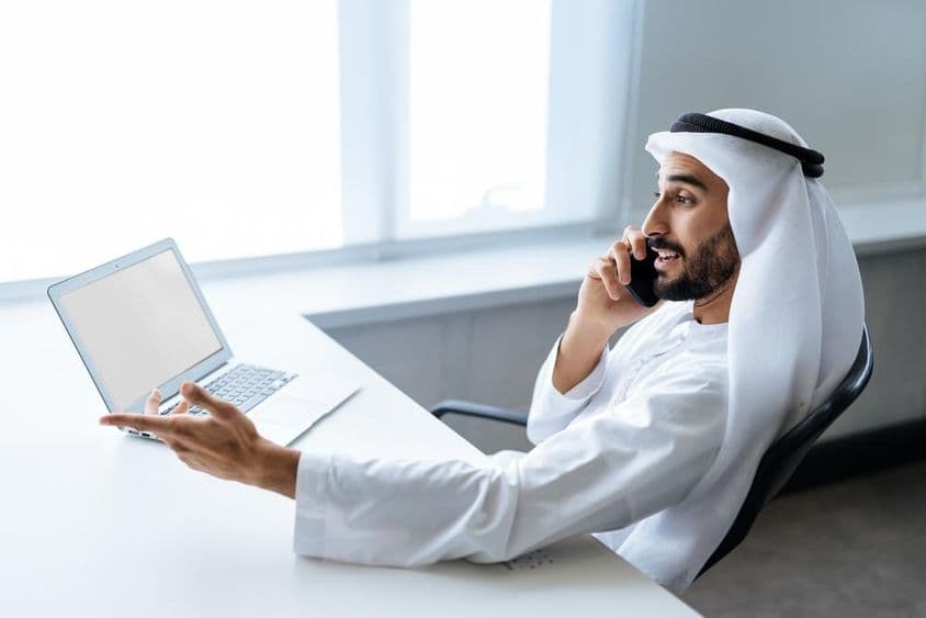 Homme travaillant dans un bureau à Dubaï.