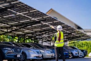 Panneaux solaires fournissant de l'ombre et de l'énergie durable.