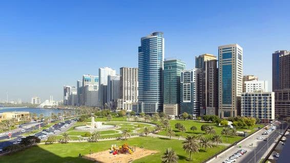 Large pelouse et vue lagon sereine à Al Majaz Waterfront.