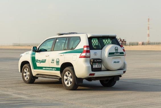 Une voiture de police est visible à Dubaï.