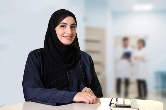 Femme locale émiratie regardant vers l'avenir.