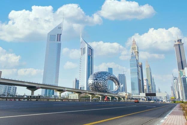 Musée du Futur à Dubaï depuis la route Sheikh Zayed.