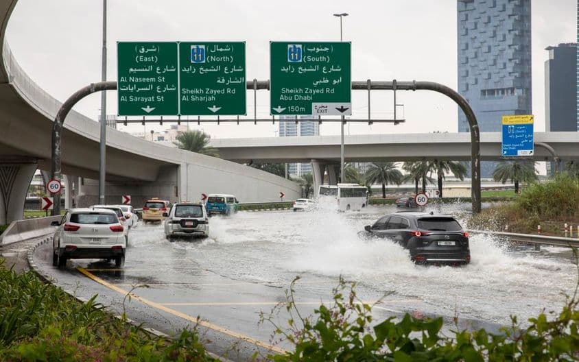 Sur l'autoroute à Dubaï après une forte pluie.