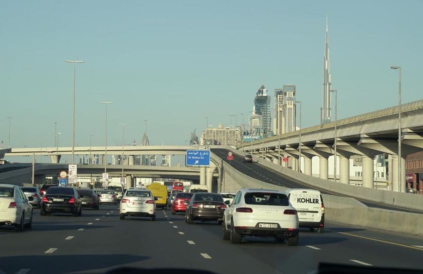 Congestion du trafic pendant l'heure de pointe à Dubaï avec les célèbres gratte-ciel de Dubaï en arrière-plan.