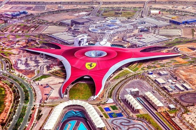 Abu Dhabi, le parc Ferrari World.