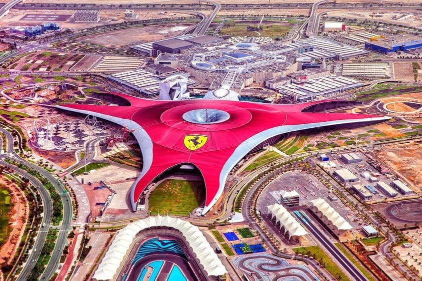 Abu Dhabi, le parc Ferrari World.