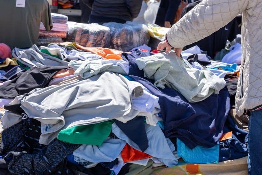 Divers articles de vêtements de créateurs contrefaits.